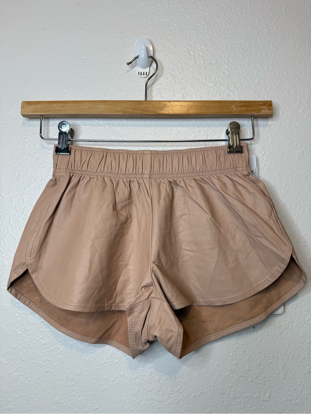 Rails Lambskin Leather Pull-On Elastic Waist Shorts Beige Micro Dolphin Size S